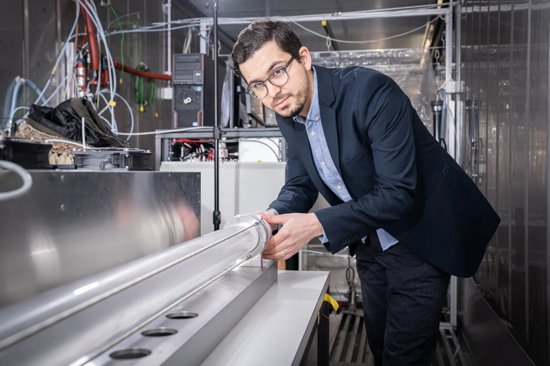 Houssni Lamkaddam, chercheur au Laboratoire de chimie atmosphérique du PSI devant l‘installation d’essai