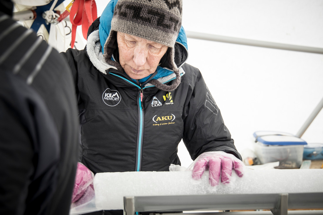 Margit Schwikowski du PSI en train d’inspecter une carotte de glace 