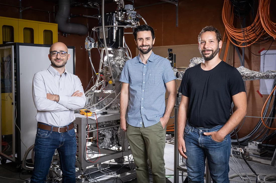 Mitglieder des Teams, das den Meilenstein an der Furka-Station des SwissFEL erreicht hat: Eugenio Paris (links), Elia Razzoli, Cristian Svetina (rechts).