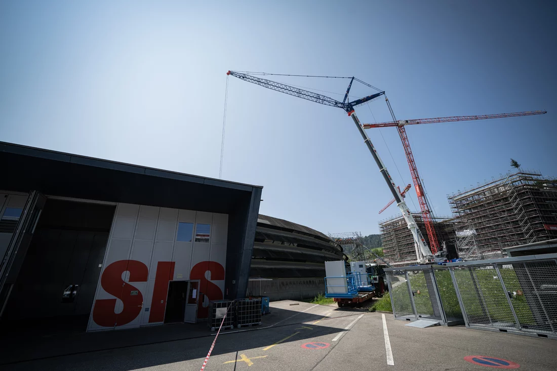 An over 80-metre tall pneumatic crane towers into the sky next to the SLS building. 