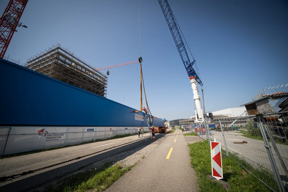 Le pont de la grue est arrivé. 