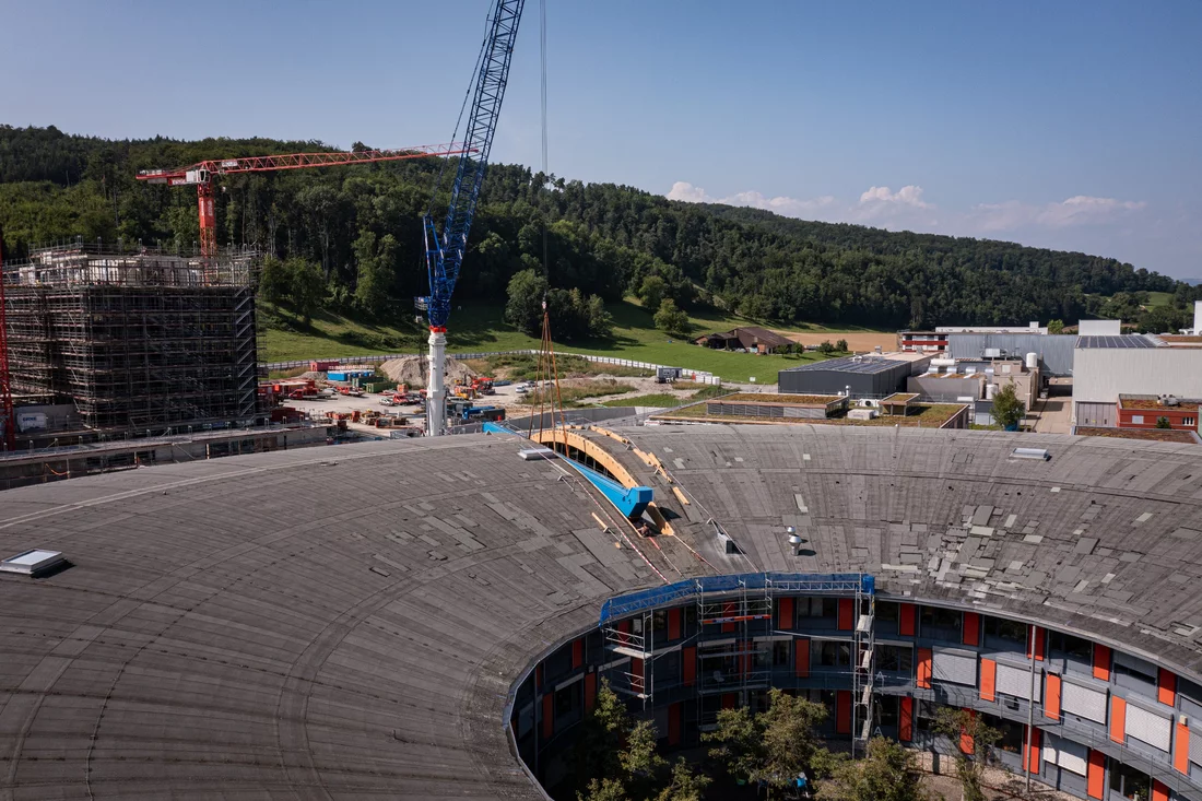 The bridge (blue) is disappearing through the open roof to be installed at its future workplace. 