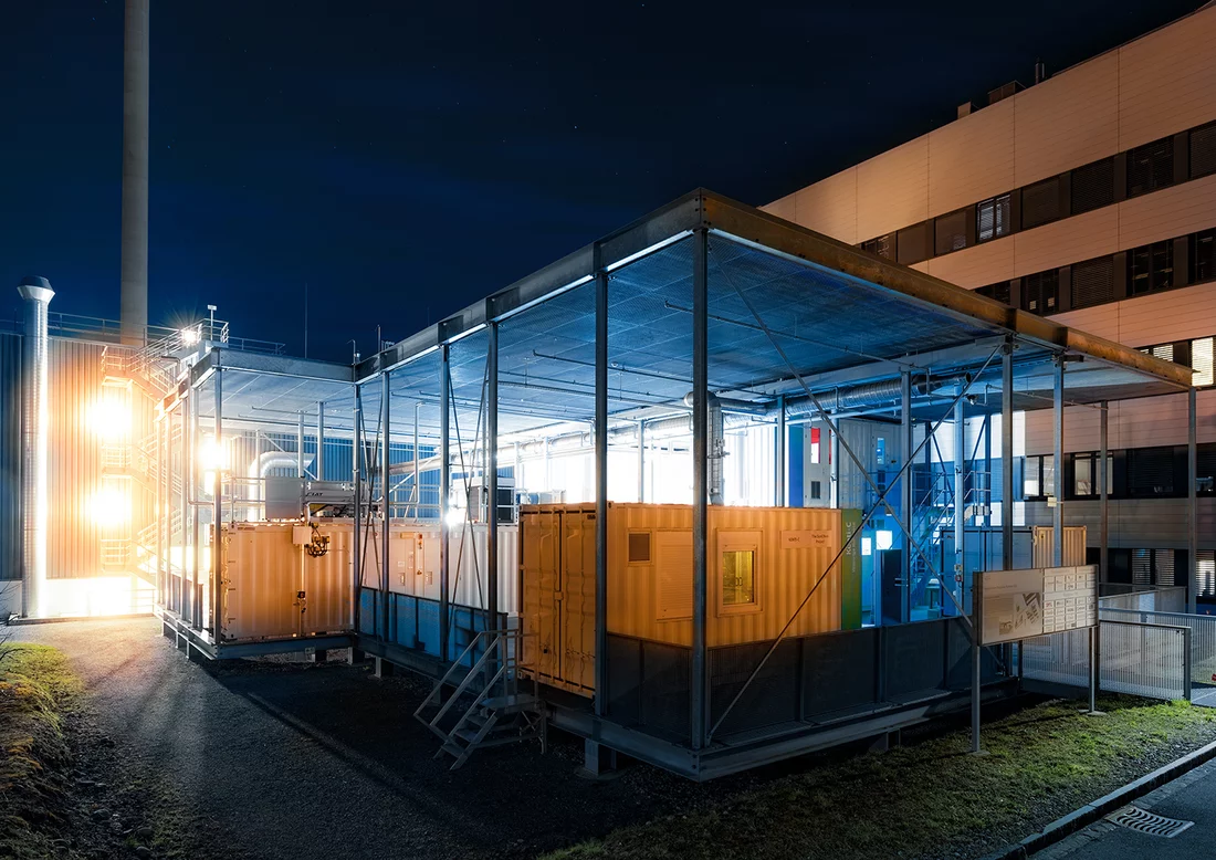 Die Container der «Energy System Integration»-Plattform ESI stehen für das modulare Konzept der Anlage. Mithilfe der ESI erkunden Forschende des PSI, wie die Energieversorgung der Zukunft zuverlässig funktionieren kann und damit gesichert ist, dass buchstäblich nicht die Lichter ausgehen.
