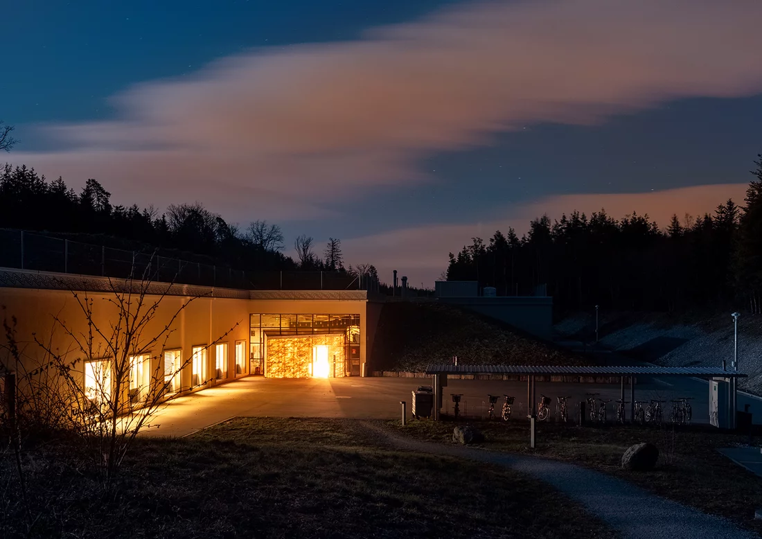 Nur der Eingangsbereich und die wenigen Räume daneben sind beleuchtet: Die übrigen 740 Meter des Freie-Elektronen-Röntgenlasers SwissFEL liegen eingebettet in einem Erdwall inmitten des Würenlinger Waldes unter dem Sternenhimmel. Drinnen beobachten Forschende ultraschnelle Vorgänge mit Lichtpulsen, wie es sie weltweit vergleichbar nur noch in vier weiteren Grossforschungsanlagen gibt.