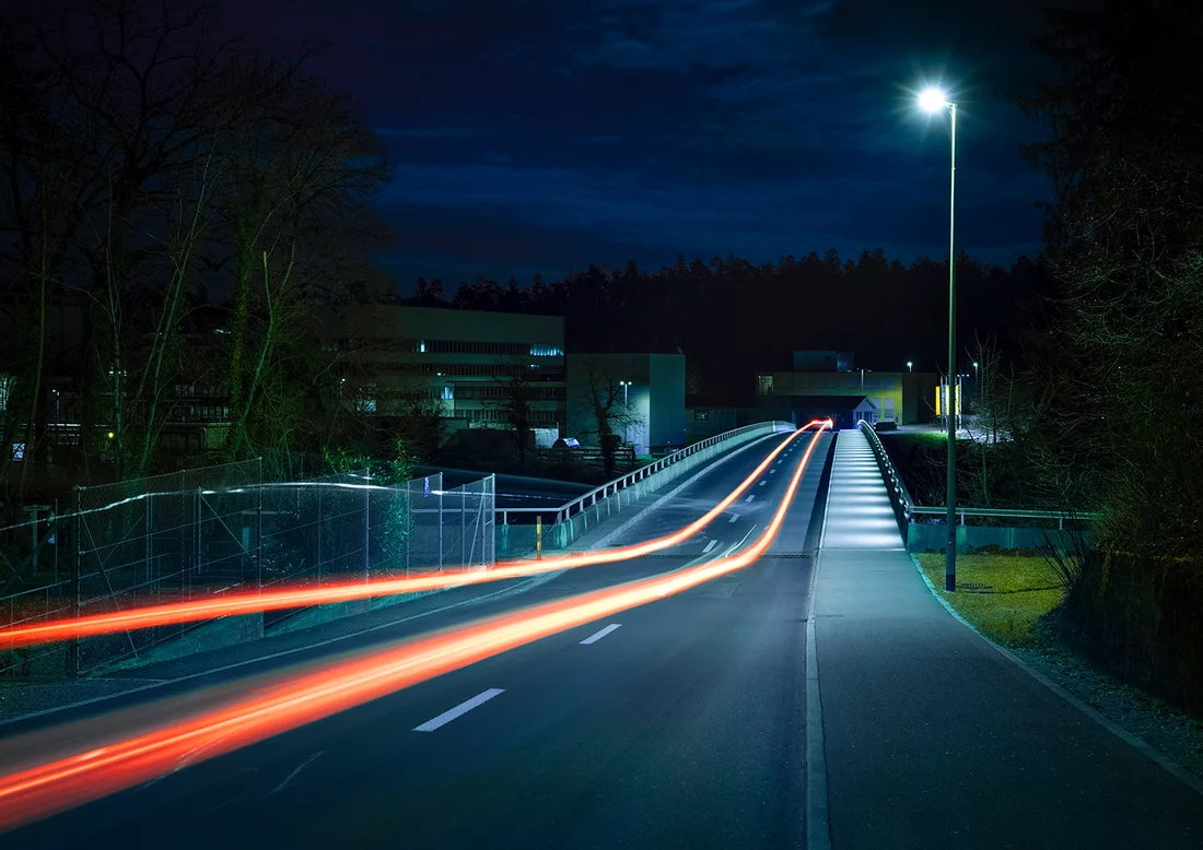 47° 32' 15" Nord, 8° 13' 30" Ost: Die Brücke über die Aare bildet in gewisser Weise den geografischen Mittelpunkt des PSI. Wie eine Klammer verbindet sie die Areale PSI Ost und PSI West miteinander. Auch in der Nacht ist sie ein unerlässliches Bindeglied zwischen den Institutsteilen an den beiden Ufern des grossen Flusses.