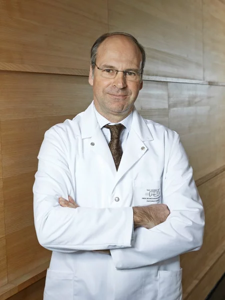 Damien Weber, Chefarzt und Leiter des Protonentherapiezentrums am PSI, hofft, dass die Behandlung des ersten Patienten mit Lungenkrebs, genauer einem nicht-kleinzelligen Bronchialkarzinom, mittels Protonentherapie weitere Fortschritte in der Tumortherapie bringt. 