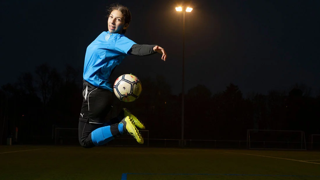 Lisa, d’Adlikon, est passionnée de foot. Cette écolière ne s’est pas découragée quand le diagnostic est tombé: un cancer des tissus mous au niveau du cou.
