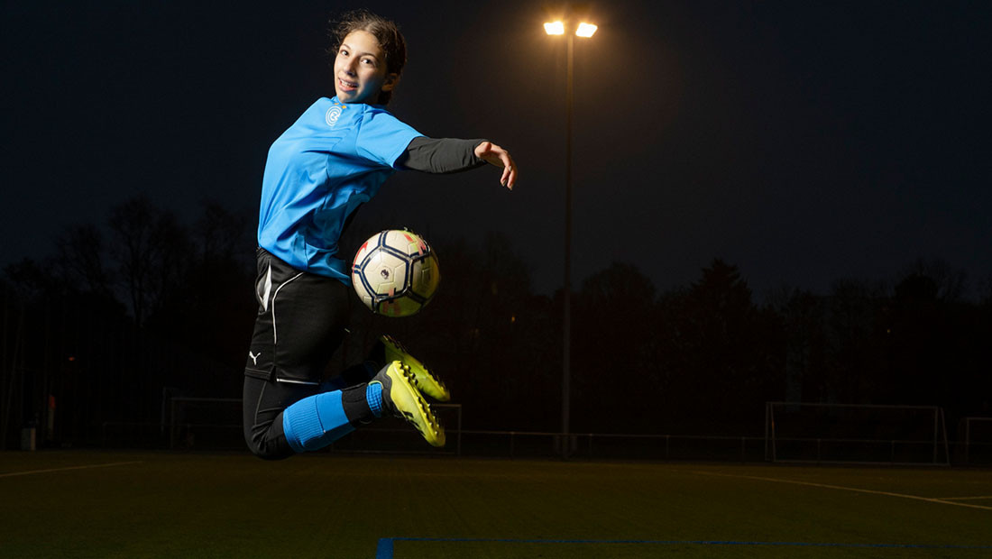 Lisa, d’Adlikon, est passionnée de foot. Cette écolière ne s’est pas découragée quand le diagnostic est tombé: un cancer des tissus mous au niveau du cou.