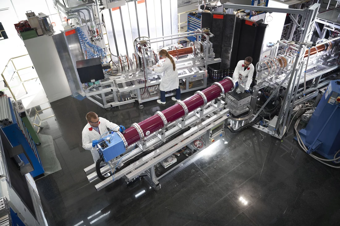 Researchers at the resonance spin echo spectrometer RESEDA of the Heinz Maier-Leibnitz Center at the Research Neutron