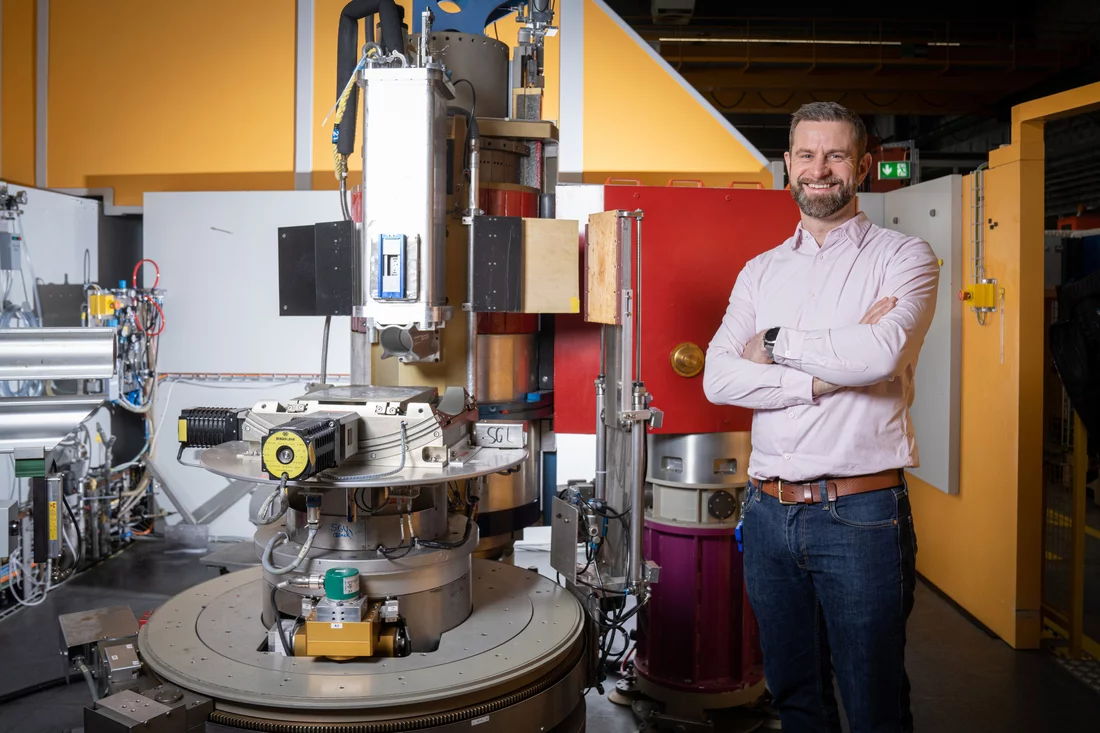 Marc Janoschek at the TASP instrument at the Swiss Spallation Neutron Source SINQ of the Paul Scherrer Institute, Villigen (Switzerland) 