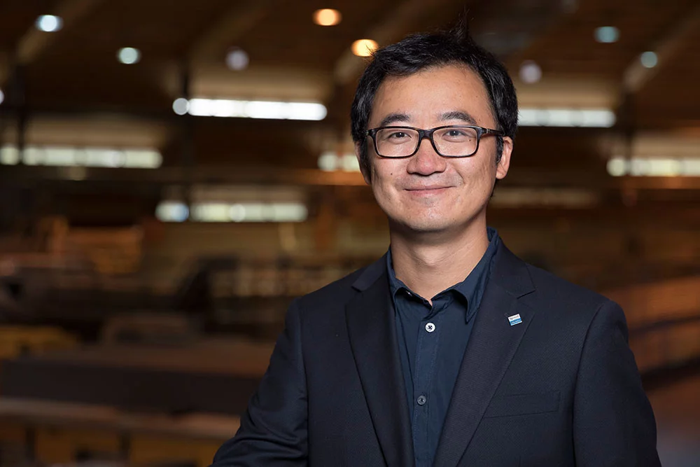 Zhentian Wang in der Halle der Synchrotron Lichtquelle Schweiz SLS.