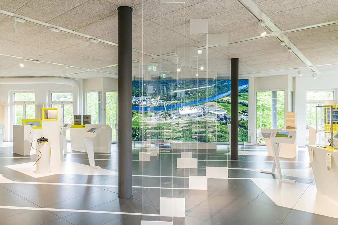 Die neue Ausstellung «Zu Besuch bei Forschenden» lädt zu einer Reise durch die faszinierende Forschung am PSI ein.