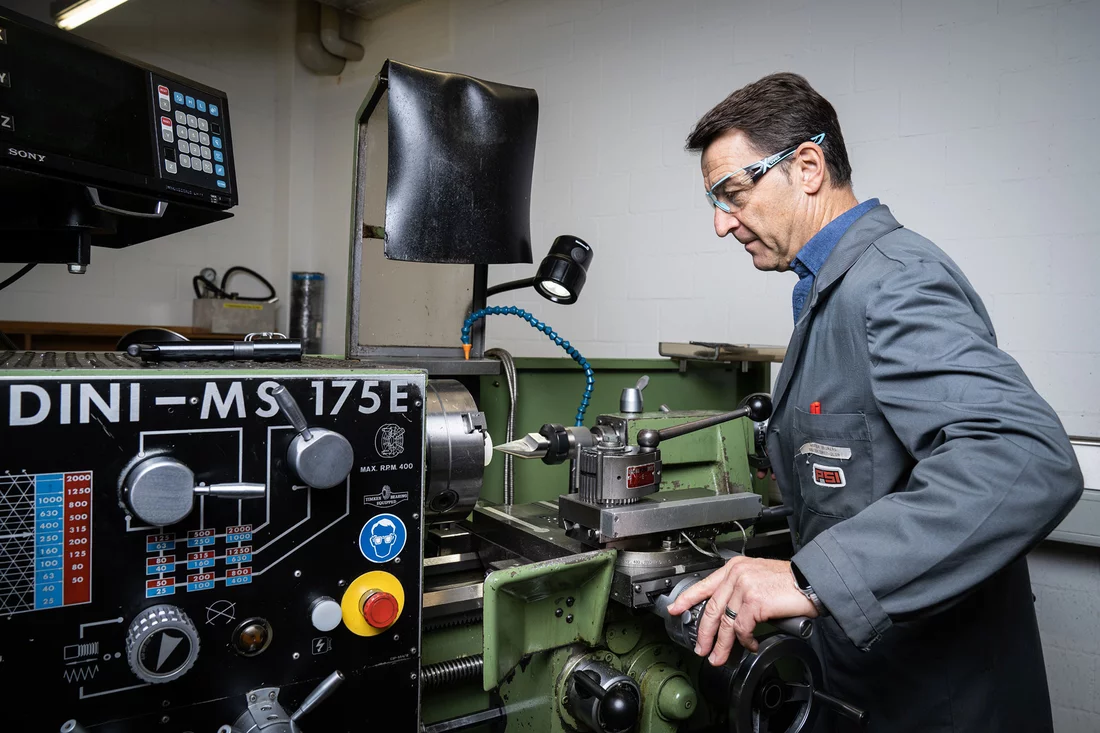 Andreas Hofer in Aktion an seiner Drehbank