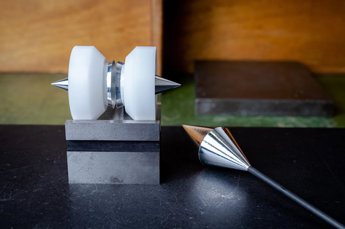 Andreas Hofer konstruierte in der Kleinwerkstatt Ost dieses komplizierte Bauteil aus zwei aluminiumbeschichteten Hohlkegeln, das im Mu3e-Experiment Myonen abbremsen soll. 