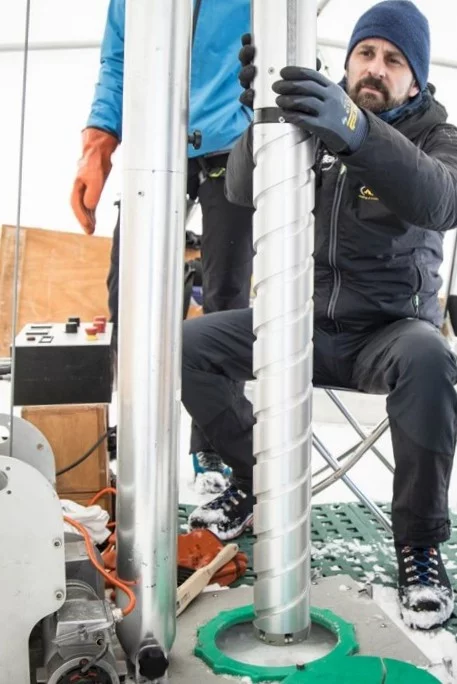 Theo Jenk ist Forscher im Labor für Umweltchemie am PSI. Auf Expeditionen entnimmt er Gletschereis in Form sogenannter Eisbohrkerne, die er später untersucht.
