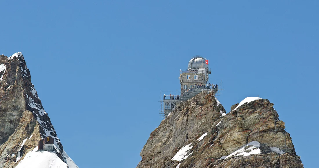 Le Jungfraujoch et son emblème caractéristique: l’Observatoire du Sphinx, inauguré en 1937. C’est là que se trouvent les instruments de mesure du PSI.