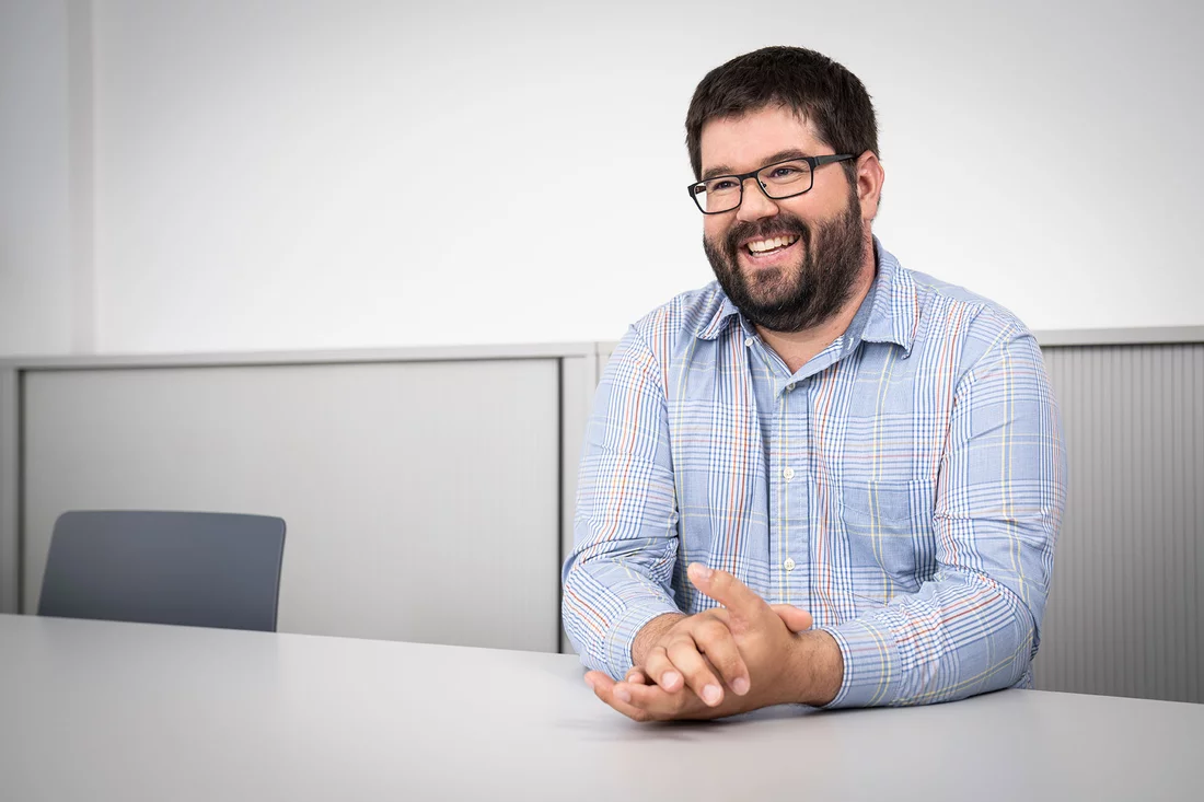 Benjamin Brem in seinem Büro am PSI. Hier sichtet er die gesammelten Daten und prüft sie auf ihre Qualität – ganz ohne Höhenkrankheit.