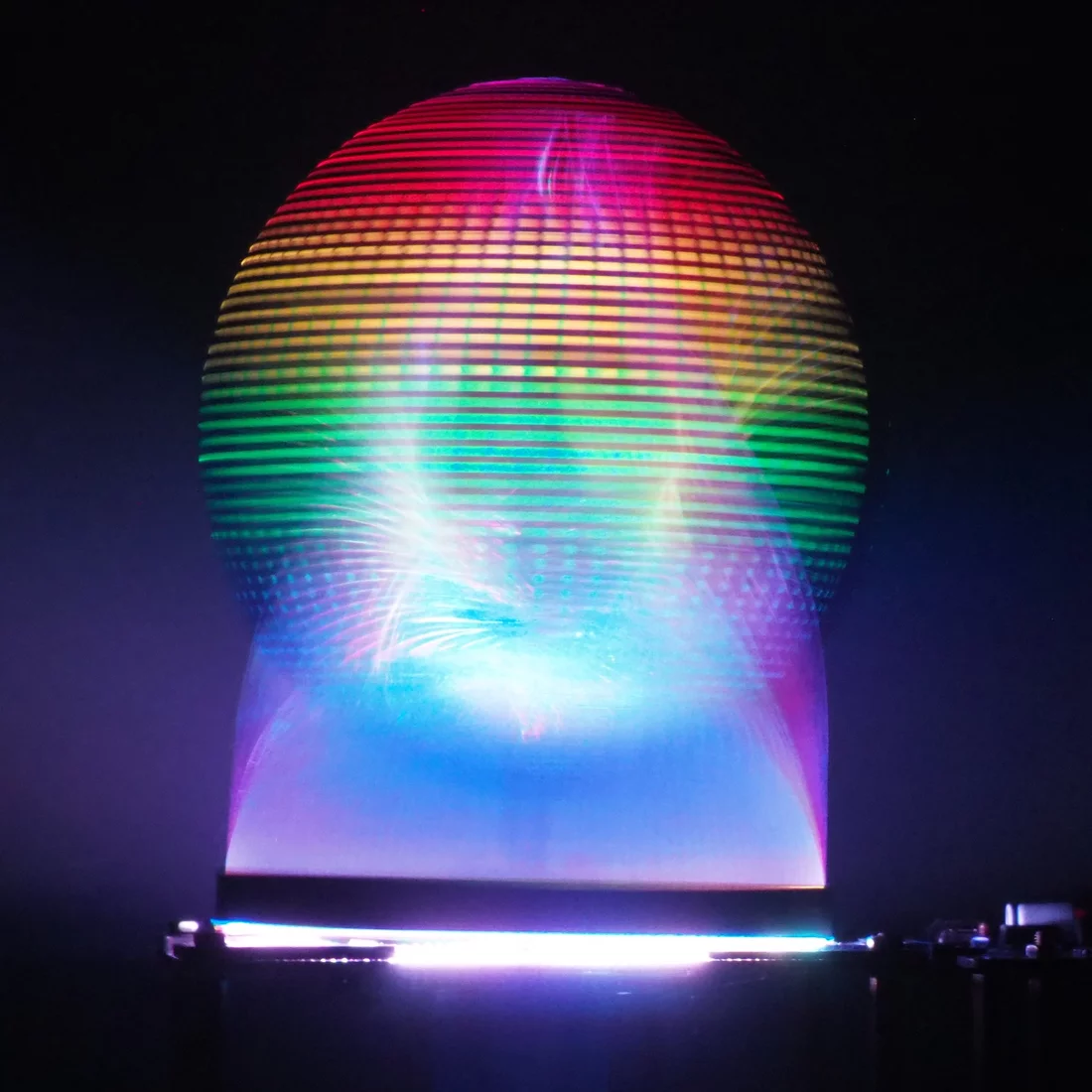 Melvin’s leisure project: an LED ring that simulates a sphere when it rotates rapidly. 