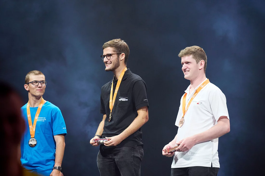 Melvin Deubelbeiss (Mitte) während der Preisverleihung. Mit seinen 58,32 erreichten Punkten ging er als eindeutiger Sieger hervor.