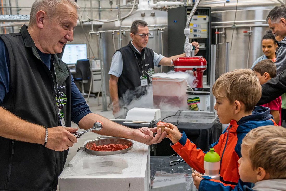 And finally, delicious strawberry ice-cream – freshly prepared using nitrogen at -196 °C. Enjoy!