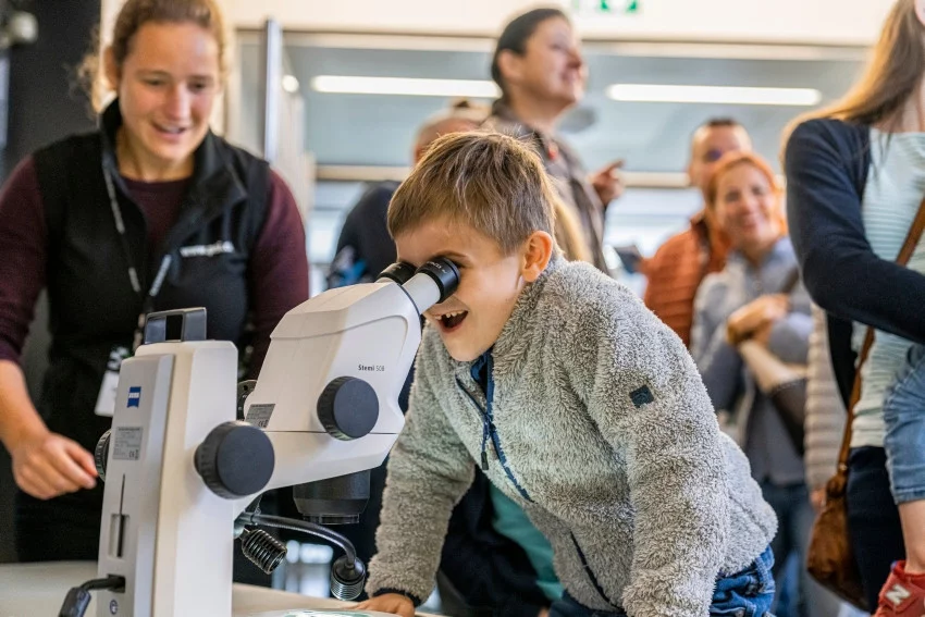 The Health Innovation research division is recruiting its future scientists. Looking at this young visitor you can tell how much fun it is to work with a microscope.