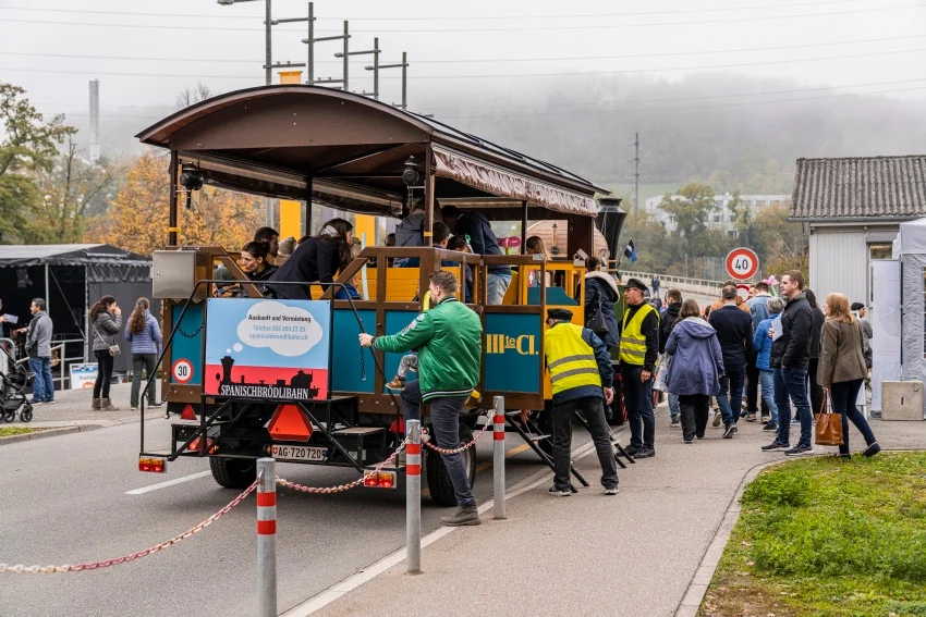 The mock-up of a train from the historic Spanisch-Brötli Railway line allowed visitors to cover the long distances nostalgically and in comfort.