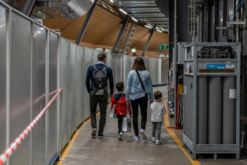 La Source de Lumière Suisse SLS produit de la lumière synchrotron, une forme particulière de rayonnement X, utilisée par exemple pour examiner les propriétés électroniques ou magnétiques des matériaux.