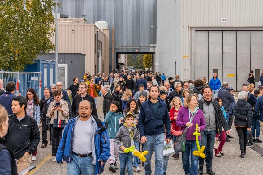 A new take on PSI’s grounds. More than 15,000 visitors came along to take a closer look at the multifaceted research carried out at PSI and to experience it first hand at over 40 stations.