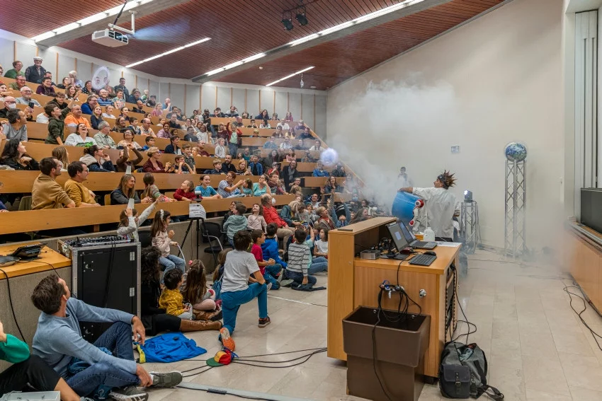 Professor Boombastic turned the auditorium into an interactive slapstick laboratory. Children between the ages of 5 and 99 clearly had a wonderful time.