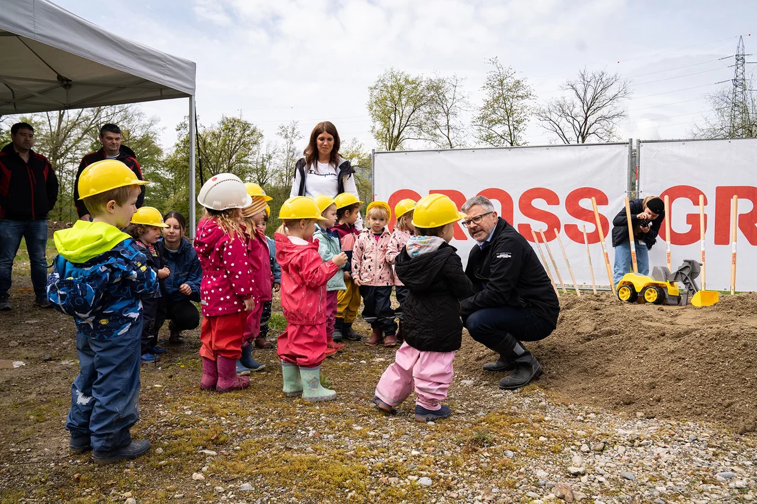 Kurz vor dem feierlichen Spatenstich: Karsten Bugmann, Leiter Personalmanagement am PSI, erklärt den Kindern das kommende Programm. Diese schielen schon auf die beiden gelben Spielzeugbagger.