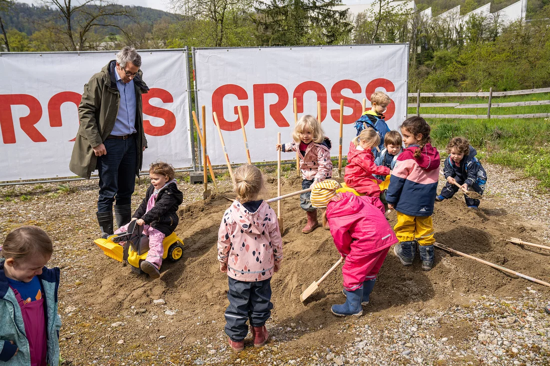 Pour les enfants, la colline de terre se mue en bac à sable. Le directeur, Christian Rüegg, n’a désormais plus grand-chose à dire.