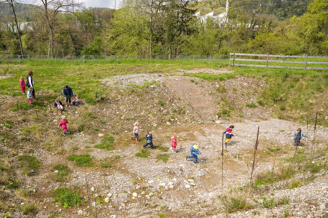 Erkundung der Brache: 3500 Quadratmeter hat die Parzelle, auf der die PSI-Kita bis 2020 untergebracht war – und es dann im Neubau ab Juli 2024 wieder sein wird.