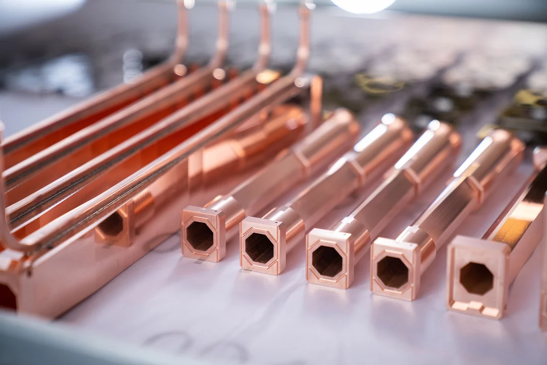 An octagonal cross-section of 1.8 centimetres and a wall thickness of just one millimetre: some of the sections that will later be assembled into vacuum chambers.