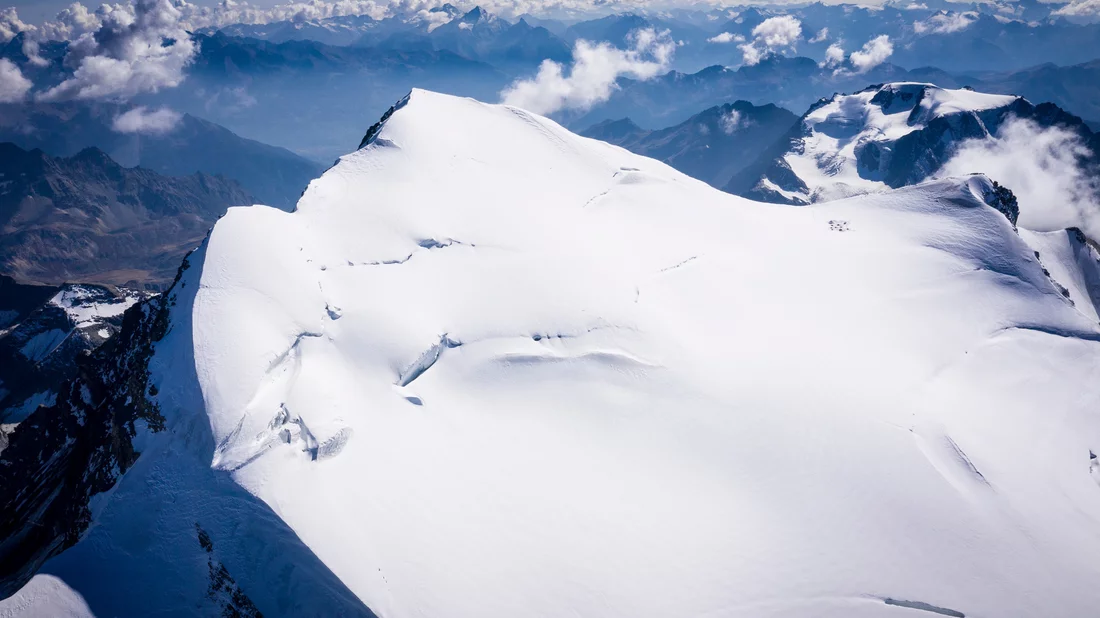 Even the «eternal ice» on the Grand Combin is not made to last forever. Visible at the upper right of the photo is the drilling camp of the 2020 Ice Memory ex-pedition led by PSI researcher Theo Jenk.