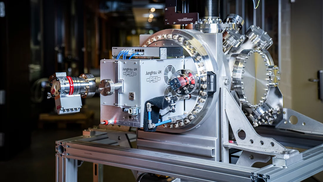 At the Maloja experimental station of SwissFEL is a unique Jungfrau detector. This detector has been adapted to detect low energy ‘soft’ X-rays. (Photo: Paul Scherrer Institute / Mahir Dzambegovic)