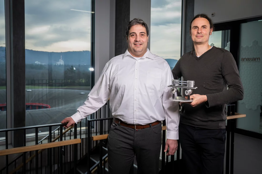 Christian Grünzweig (left) and Vladimir Novak from the technology transfer centre ANAXAM, with a piece of apparatus specially made for scanning the hypodermic needles. The proximity to the PSI site with its unique ensemble of large research facilities makes ANAXAM an ideal partner for industry users.
