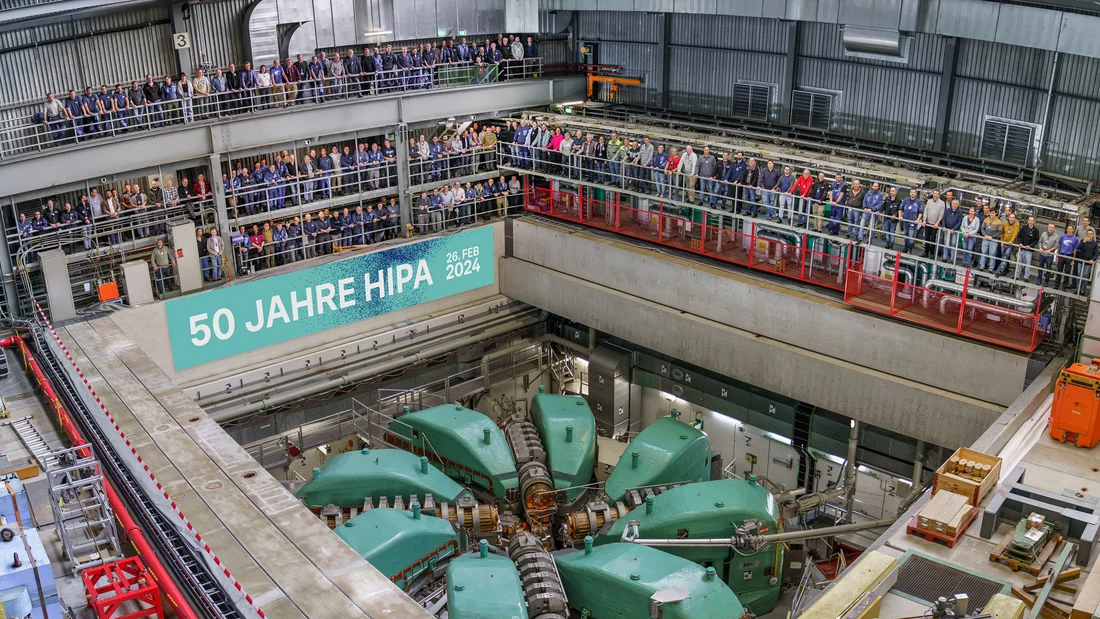 Keine Spitzenforschung ohne stetige Weiterentwicklung und keine Weiterentwicklung ohne tatkräftige Mitarbeitende. HIPA hat in den letzten 50 Jahren mehrere Upgrades erfahren, immer wieder wurden neue wissenschaftliche Möglichkeiten ergänzt und auch an der Weiterentwicklung der Anlage selbst wird nach wie vor geforscht. Das Team ist entsprechend gewachsen.