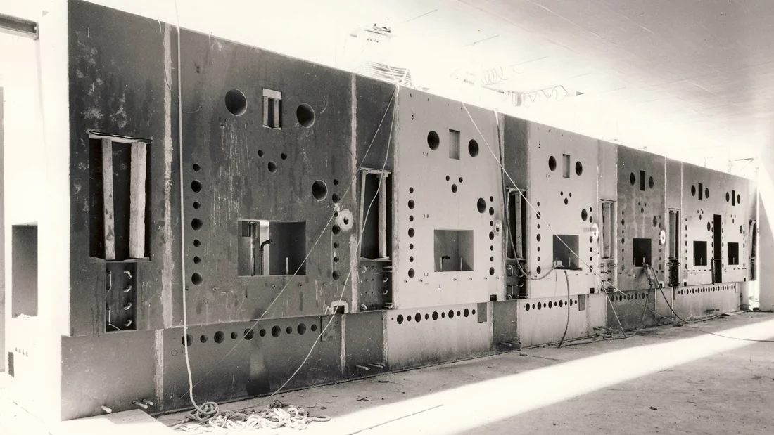 Die Anlage wurde in den 60er-Jahren gebaut und seither laufend modernisiert. Das Bild zeigt die Betonstruktur der heissen Zellen während der Bauphase.