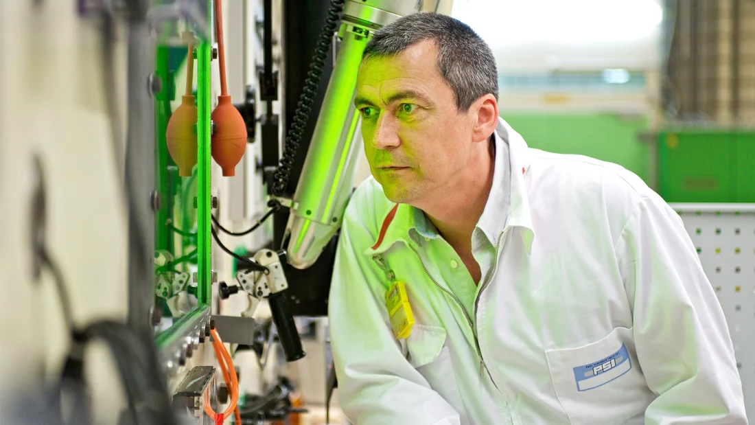 Das grünschimmernde Licht in den Zellen entsteht nicht etwa durch die radioaktive Strahlung, sondern durch die Lichtbrechung der verwendeten Quecksilberdampflampe hinter dem 90 Zentimeter dicken Bleiglas.