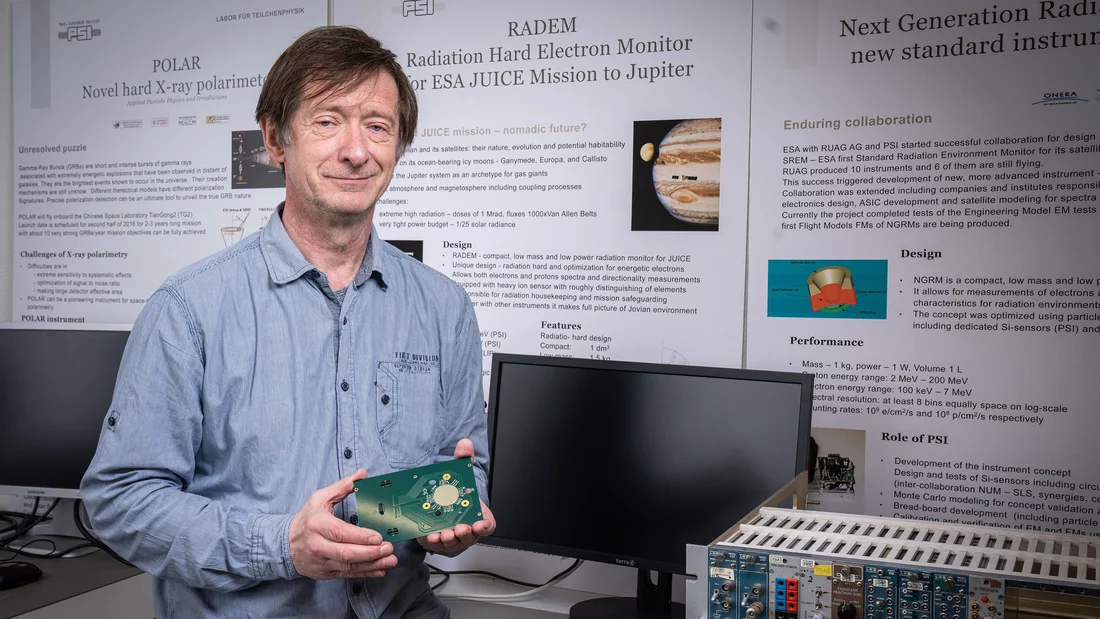 Wojciech Hajdas avec un prototype du détecteur directionnel sans revêtement.