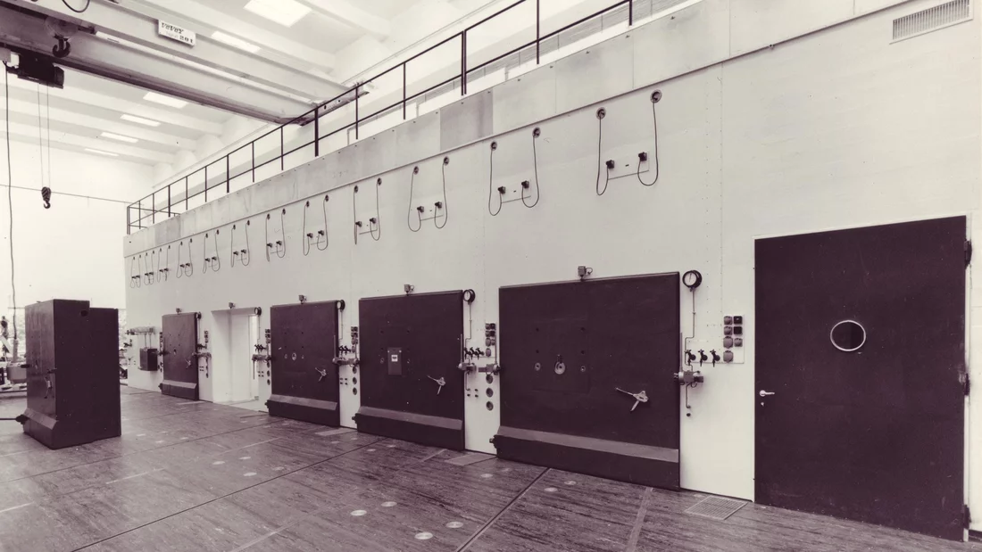 Auf der Rückseite der heissen Zellen sind ihre Dimensionen ersichtlich: Teils 17 Tonnen schwere Bleitüren und 1,5 Meter dicke Betonwände halten die radioaktive Strahlung auf…