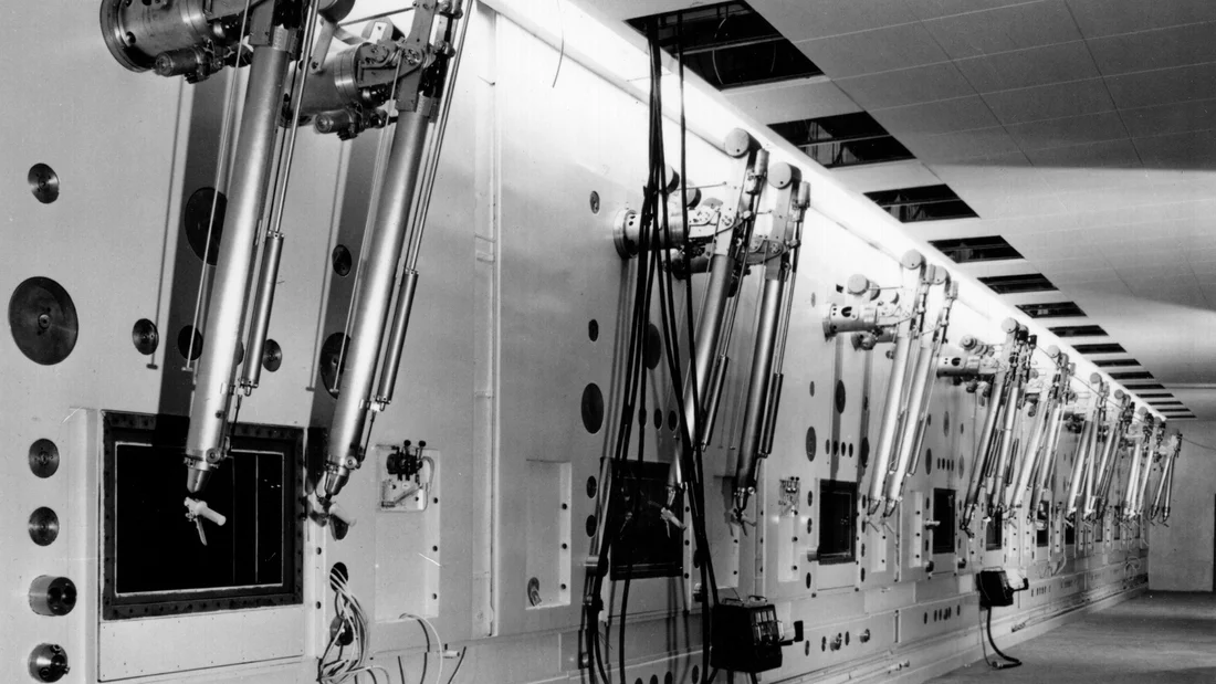 Auch heute noch werden mechanische Greifarme zur Manipulation der radioaktiven Proben verwendet. Computergesteuerte Arme, wie man sie beispielsweise in der modernen Chirurgie einsetzt, würden der enormen Strahlenbelastung in den Zellen nicht standhalten. 