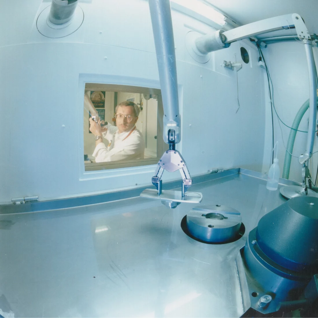 Das Hantieren mit den Greifarmen erfordert viel Geschick – die zu untersuchenden Materialien befinden sich teilweise im Millimeterbereich. 