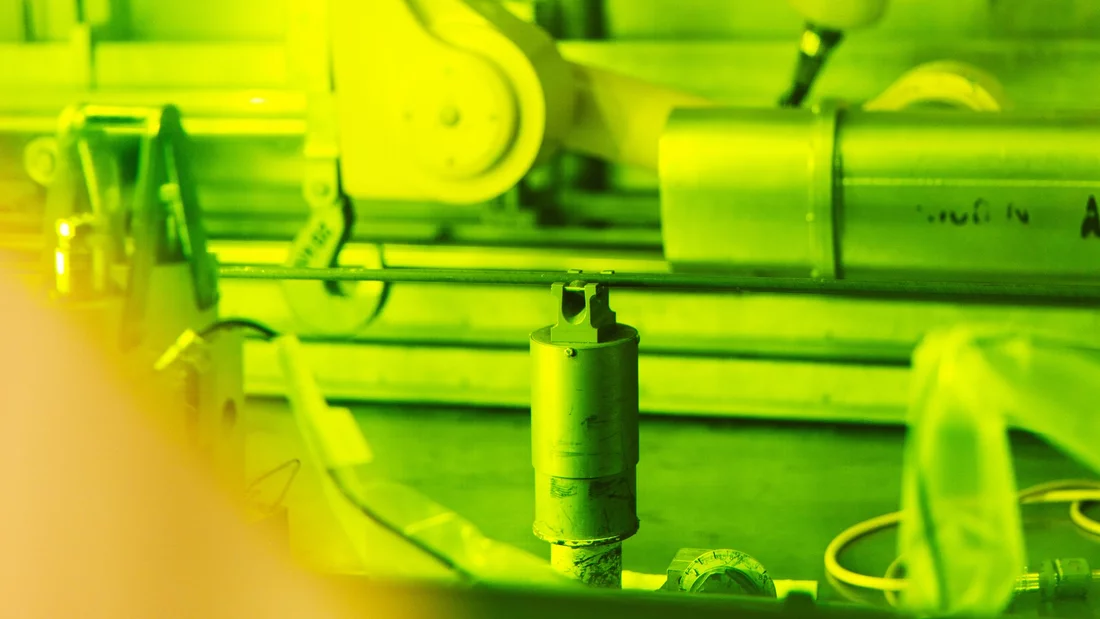 Blick hinter das Bleiglas und hinein in die heisse Zelle