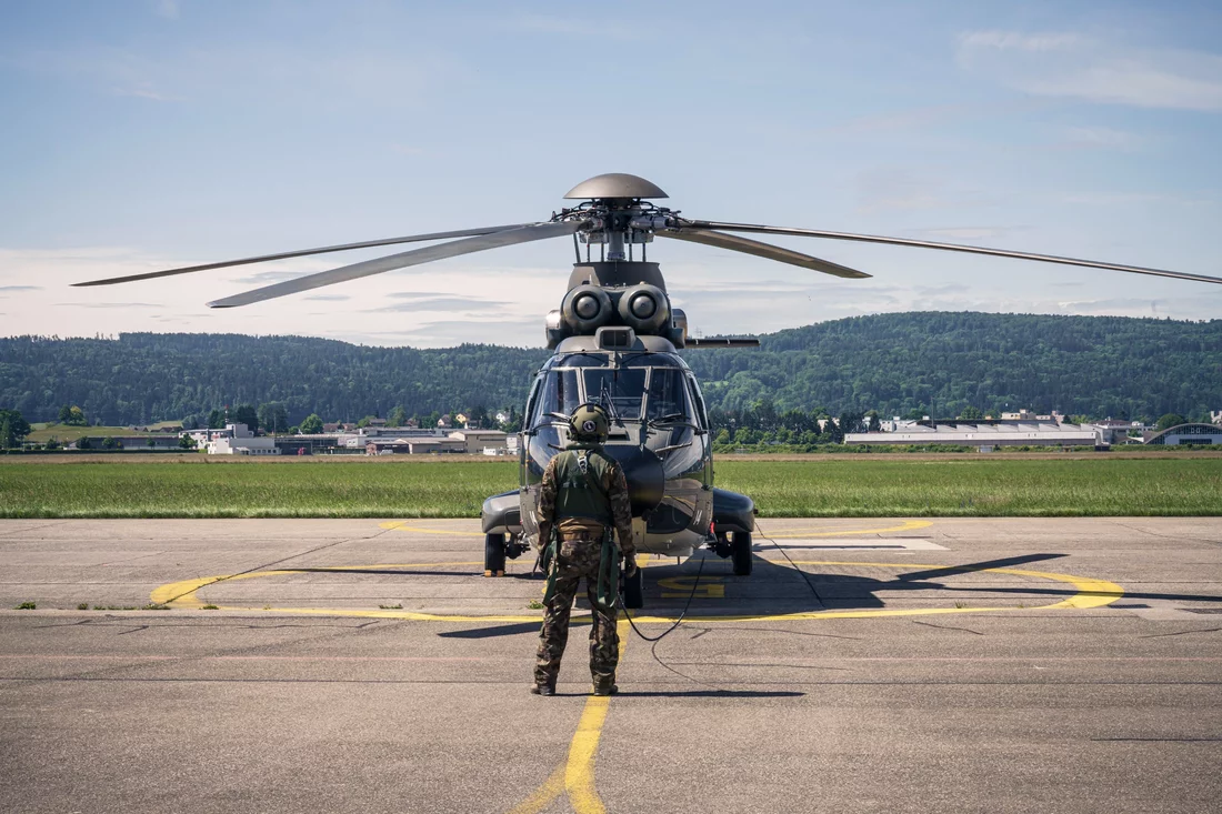 Der Super Puma Helikopter ist startbereit. 