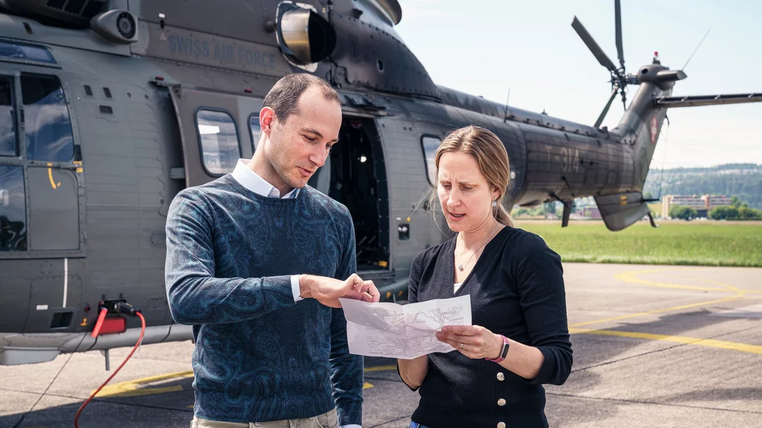 Cristina Poretti, Leiterin der Aeroradiometrie der NAZ, und der PSI-Physiker Alberto Stabilini besprechen kurz vor Abflug noch einmal die Messroute. 