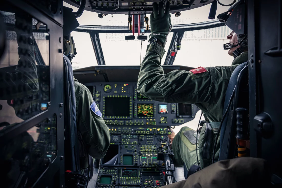 Scheinbar mühelos heben die Piloten das fünf Tonnen schwere Ungetüm in die Luft.