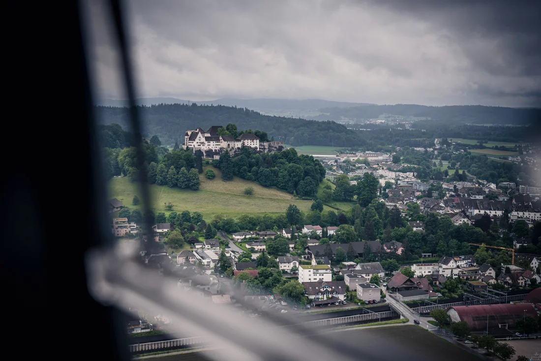 Schloss Lenzburg aus 90 Metern Höhe bestaunen: Mit hundert Kilometern pro Stunde geht es im Eiltempo vom Startplatz des Flughafens Dübendorf Richtung Wasserschloss, dem eigentlichen Messgebiet. 