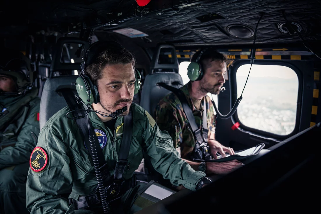 Die beiden Operatoren fungieren während des Flugs als Spezialisten – dadurch, dass alles in Echtzeit passiert, können sie direkt in den Messprozess eingreifen und bei Bedarf die Piloten instruieren, beispielsweise einen bestimmten Punkt erneut zu überfliegen.