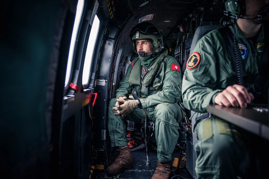 Der Loadmaster (links) ist für die Sicherheit der Crew verantwortlich und verteilt auch mal Brechtüten, falls es den Journalisten an Board durch den Achterbahnflug übel werden sollte.